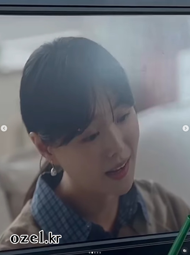 송지은 귀걸이 - 송지은 공식 인스타그램 오젤(Ozel) 오젤 귀걸이 착용 화보 9