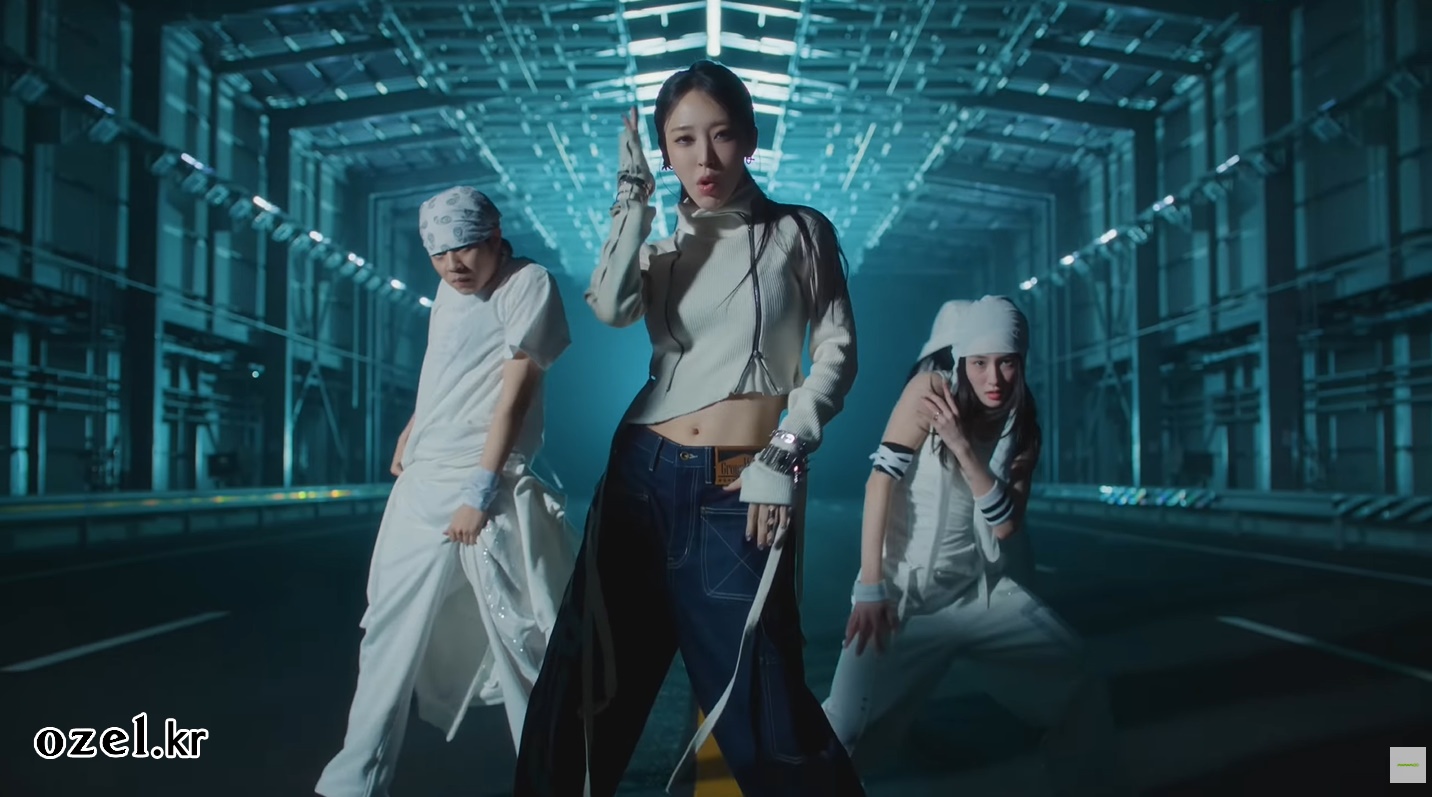 마마무 문별 쥬얼리 - _Herts_ 뮤직비디오 오젤(Ozel) 오젤 뱅글 착용 화보 3