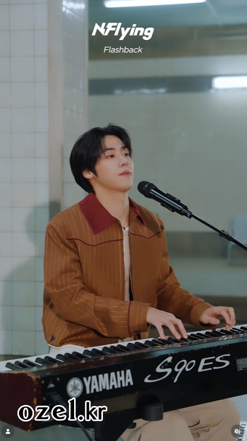 엔플라잉 이승협 목걸이 - 엔플라잉 공식 릴스 오젤(Ozel) 오젤 목걸이 착용 화보 1