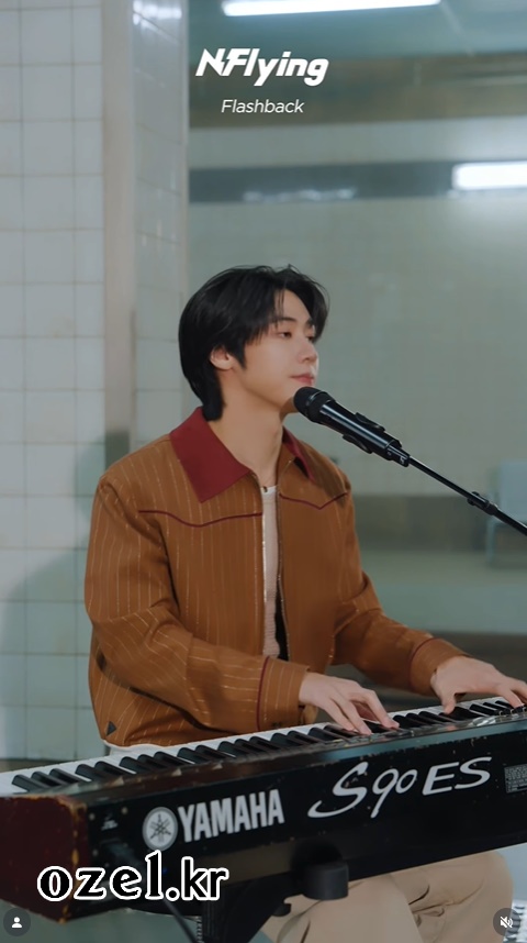 엔플라잉 이승협 목걸이 - 엔플라잉 공식 릴스 오젤(Ozel) 오젤 목걸이 착용 화보 2