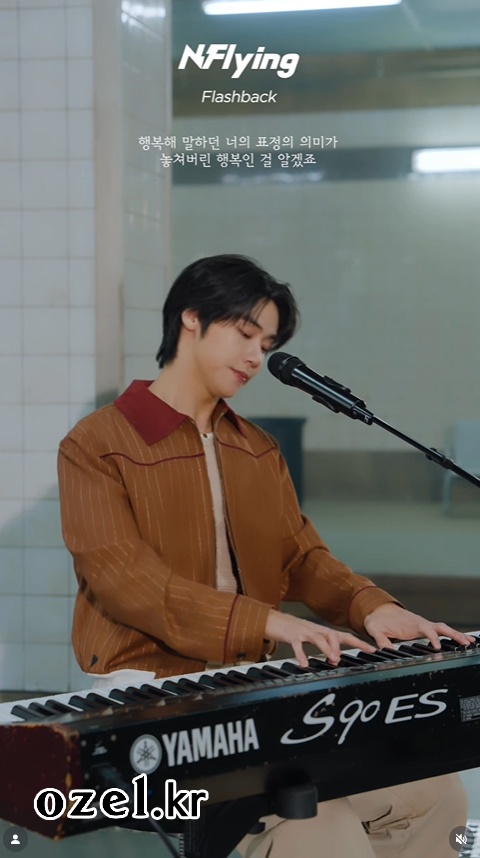 엔플라잉 이승협 목걸이 - 엔플라잉 공식 릴스 오젤(Ozel) 오젤 목걸이 착용 화보 4