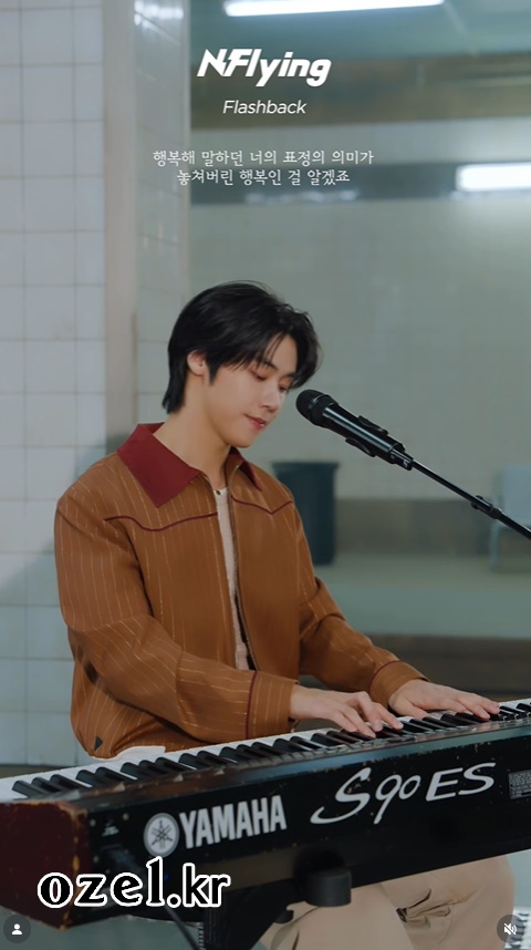 엔플라잉 이승협 목걸이 - 엔플라잉 공식 릴스 오젤(Ozel) 오젤 목걸이 착용 화보 5