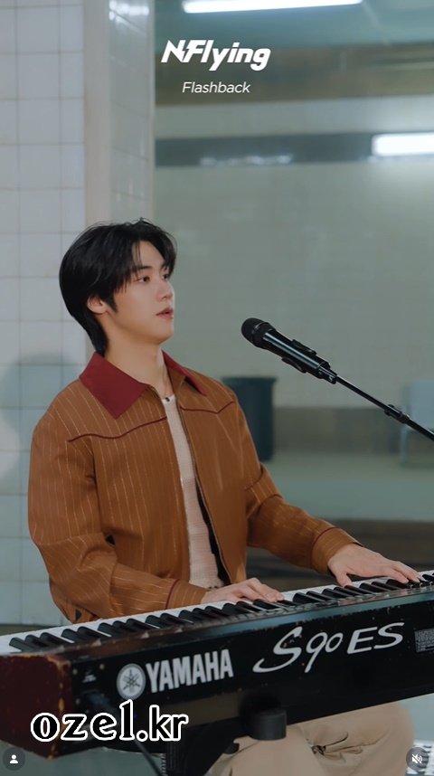 엔플라잉 이승협 목걸이 - 엔플라잉 공식 릴스 오젤(Ozel) 오젤 목걸이 착용 화보 6