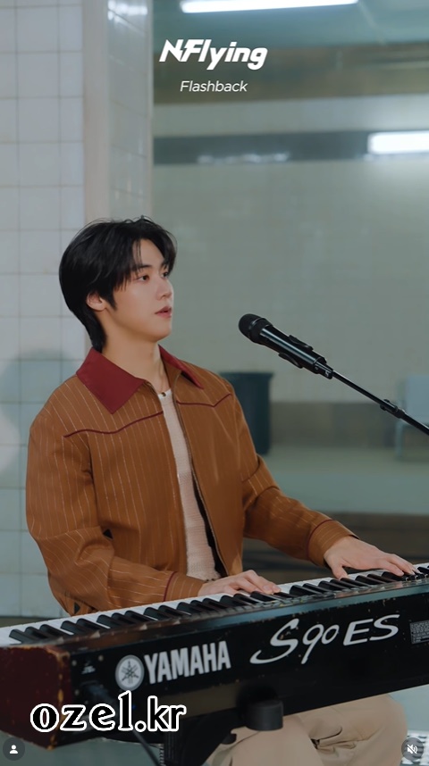 엔플라잉 이승협 목걸이 - 엔플라잉 공식 릴스 오젤(Ozel) 오젤 목걸이 착용 화보 7