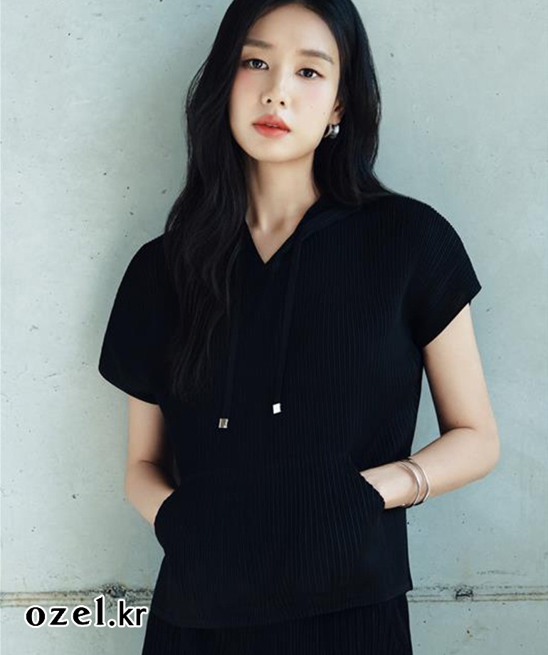안은진 귀걸이 - 셀렙샵 공식 홈페이지 오젤(Ozel) 오젤 귀걸이 착용 화보 3