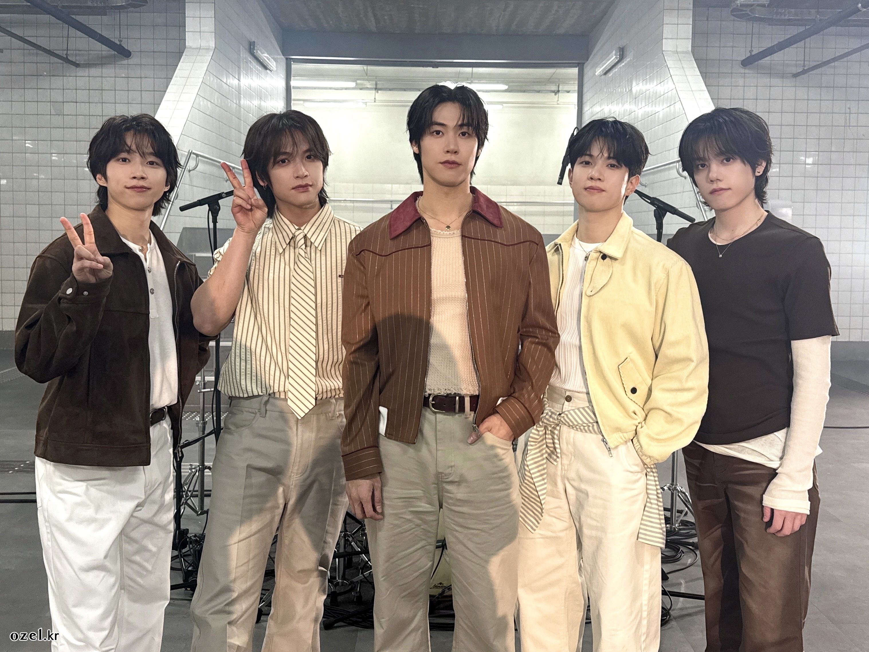 엔플라잉 이승협 목걸이 - 엔플라잉 공식 트위터 오젤(Ozel) 오젤 목걸이 착용 화보 2