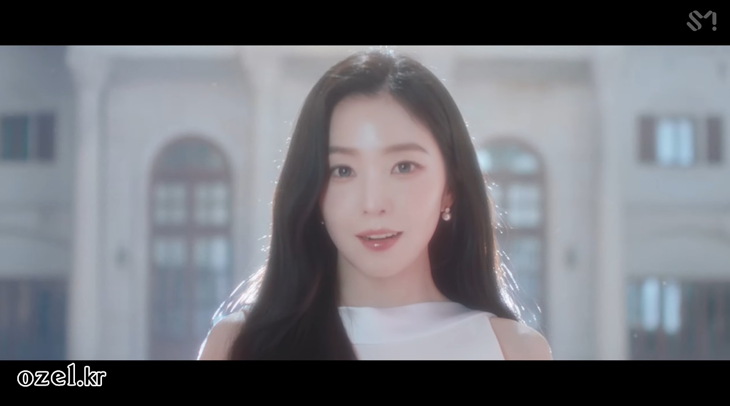레드벨벳 아이린 귀걸이 - _Love Can Make A Way_ 스페셜 비디오 유튜브 오젤(Ozel) 오젤 귀걸이 착용 화보 1