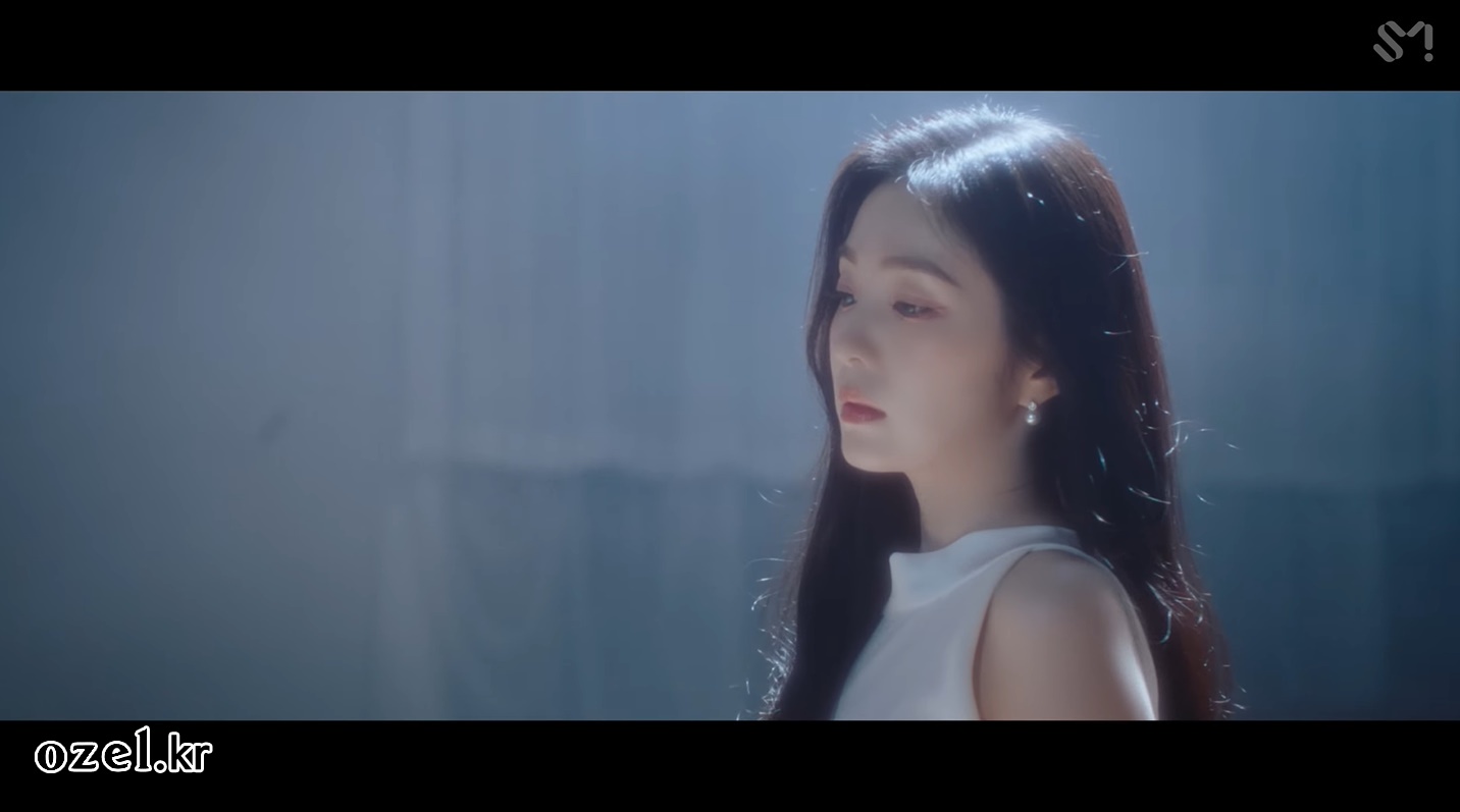 레드벨벳 아이린 귀걸이 - _Love Can Make A Way_ 스페셜 비디오 유튜브 오젤(Ozel) 오젤 귀걸이 착용 화보 2