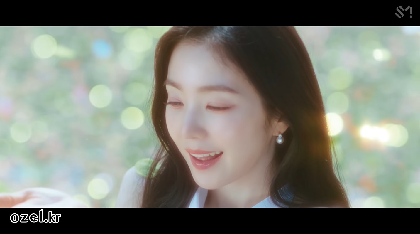레드벨벳 아이린 귀걸이 - _Love Can Make A Way_ 스페셜 비디오 유튜브 오젤(Ozel) 오젤 귀걸이 착용 화보 6