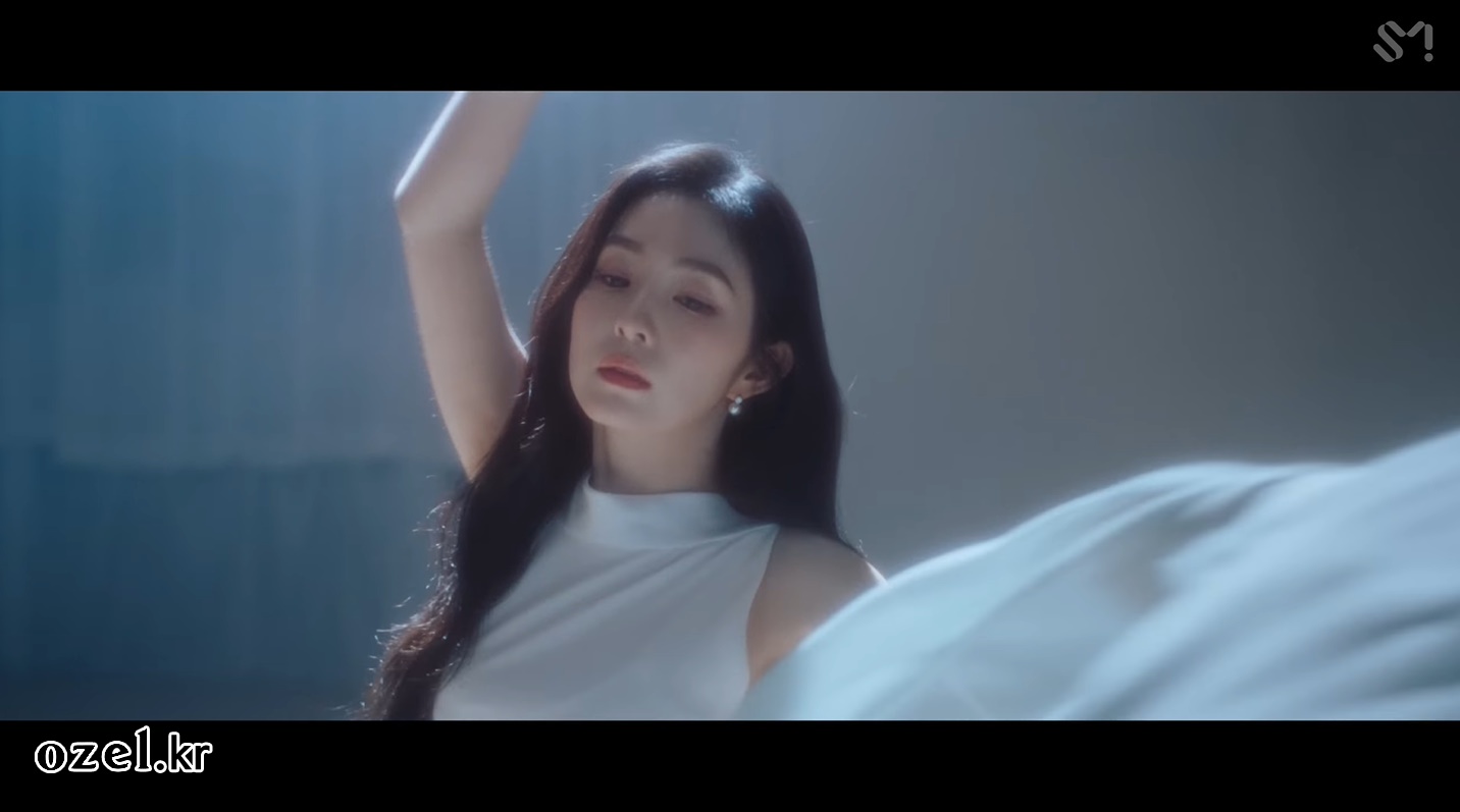 레드벨벳 아이린 귀걸이 - _Love Can Make A Way_ 스페셜 비디오 유튜브 오젤(Ozel) 오젤 귀걸이 착용 화보 17