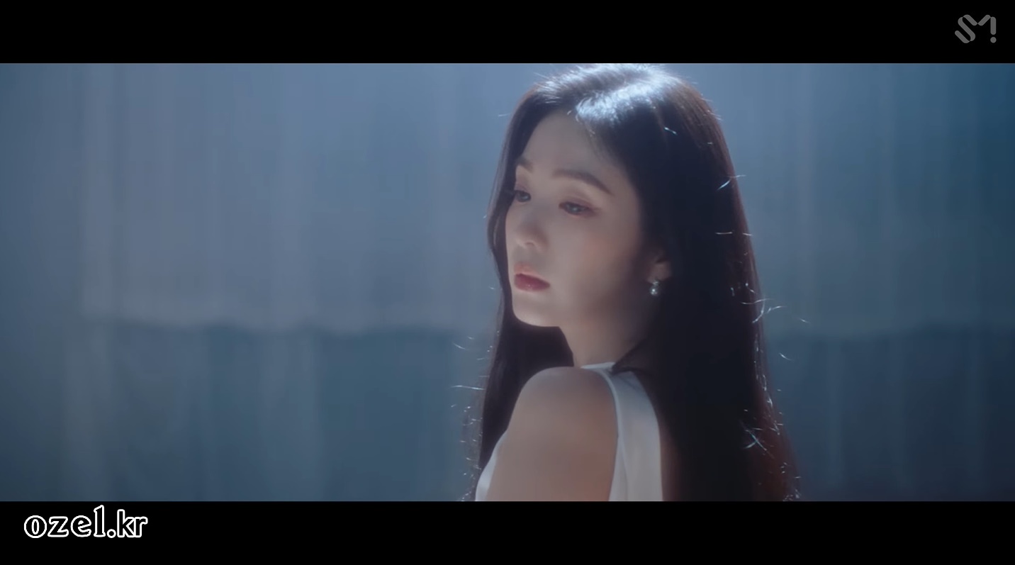 레드벨벳 아이린 귀걸이 - _Love Can Make A Way_ 스페셜 비디오 유튜브 오젤(Ozel) 오젤 귀걸이 착용 화보 18