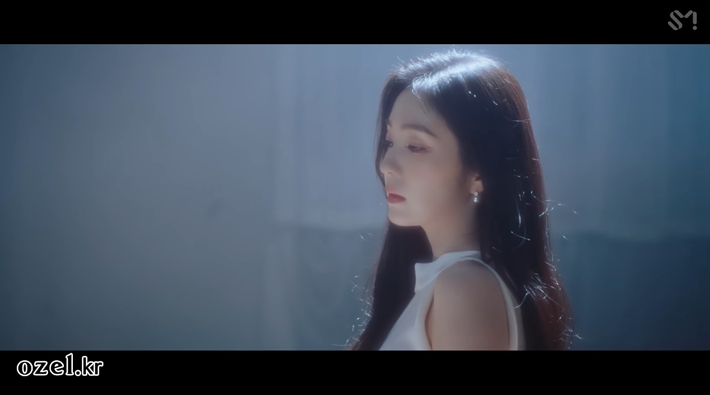 레드벨벳 아이린 귀걸이 - _Love Can Make A Way_ 스페셜 비디오 유튜브 오젤(Ozel) 오젤 귀걸이 착용 화보 19