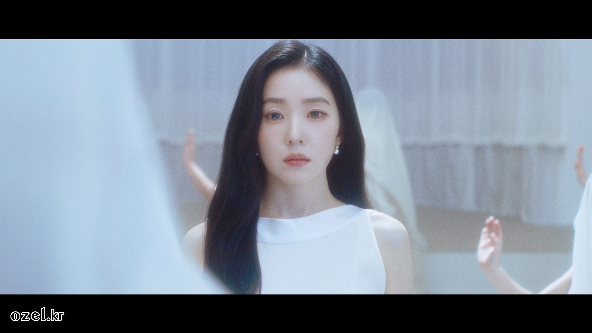 레드벨벳 아이린 귀걸이 - 레드벨벳 공식 트위터 오젤(Ozel) 오젤 귀걸이 착용 화보 1