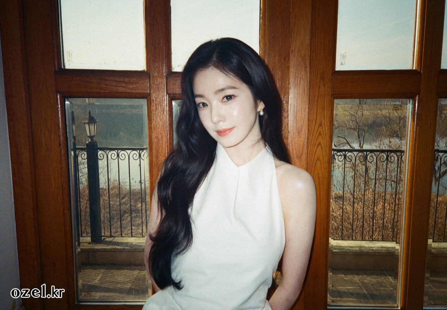 레드벨벳 아이린 귀걸이 - 레드벨벳 공식 인스타그램 오젤(Ozel) 오젤 귀걸이 착용 화보 1