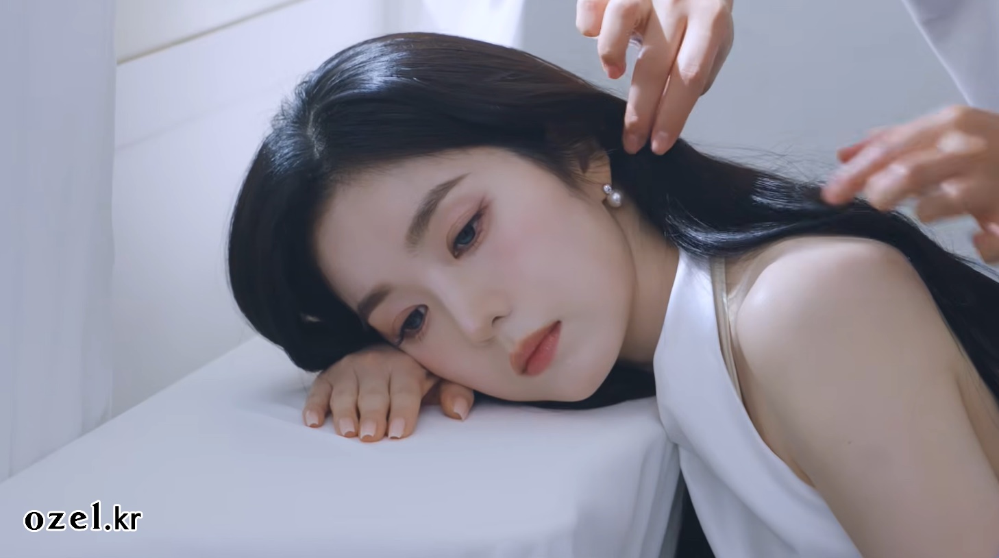 레드벨벳 아이린 귀걸이 - 아이린 공식 유튜브 오젤(Ozel) 오젤 귀걸이 착용 화보 2