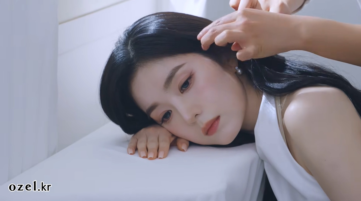 레드벨벳 아이린 귀걸이 - 아이린 공식 유튜브 오젤(Ozel) 오젤 귀걸이 착용 화보 3