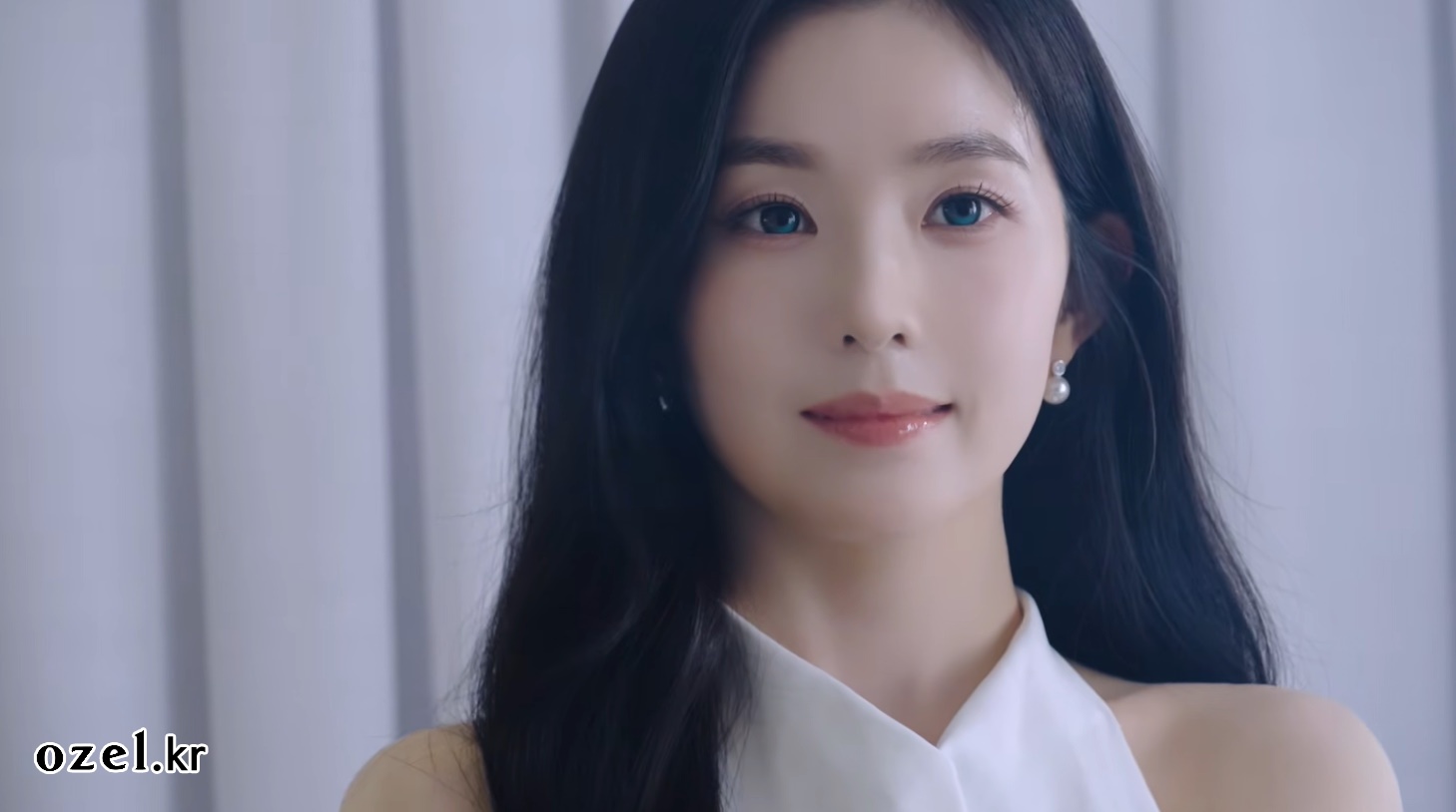 레드벨벳 아이린 귀걸이 - 아이린 공식 유튜브 오젤(Ozel) 오젤 귀걸이 착용 화보 7