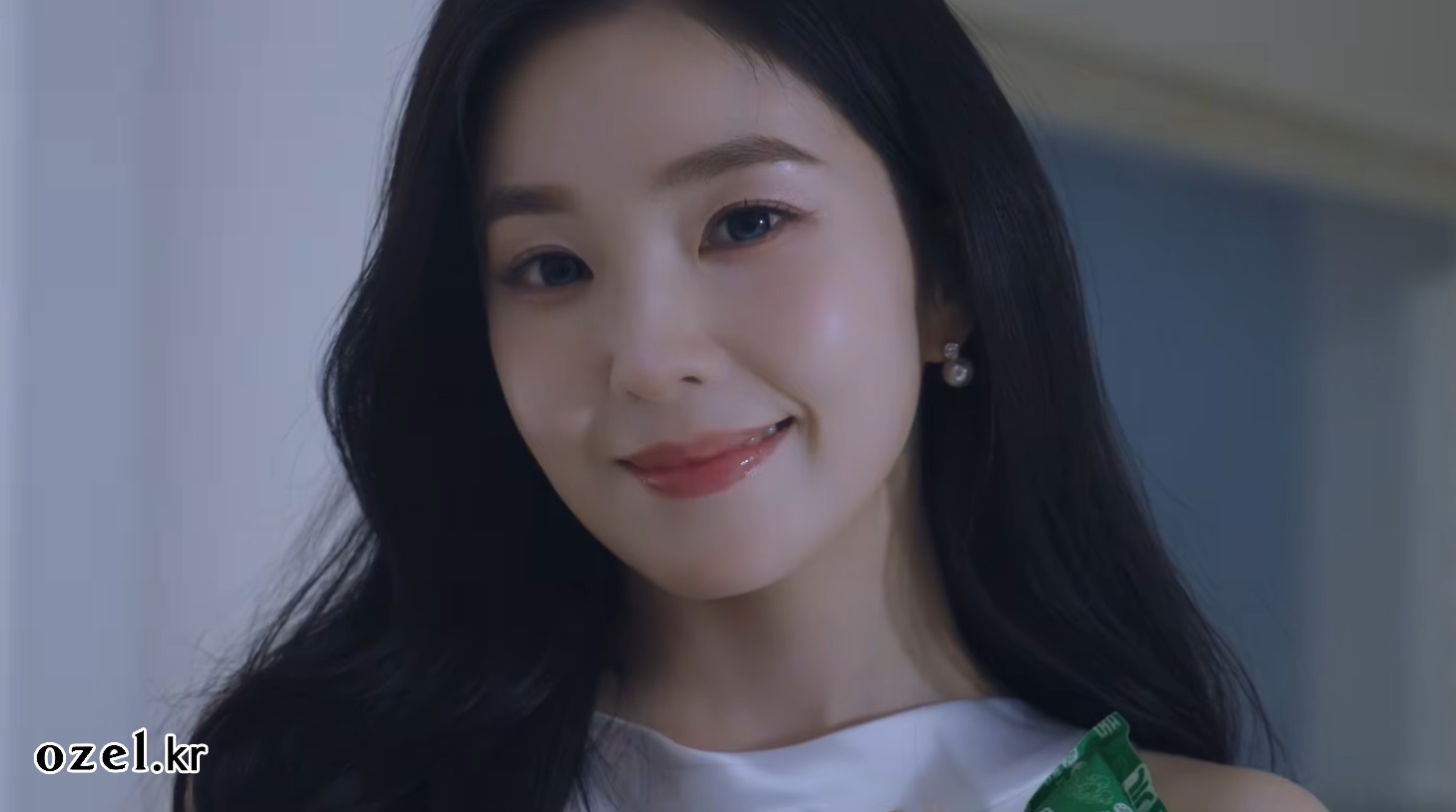 레드벨벳 아이린 귀걸이 - 아이린 공식 유튜브 오젤(Ozel) 오젤 귀걸이 착용 화보 12
