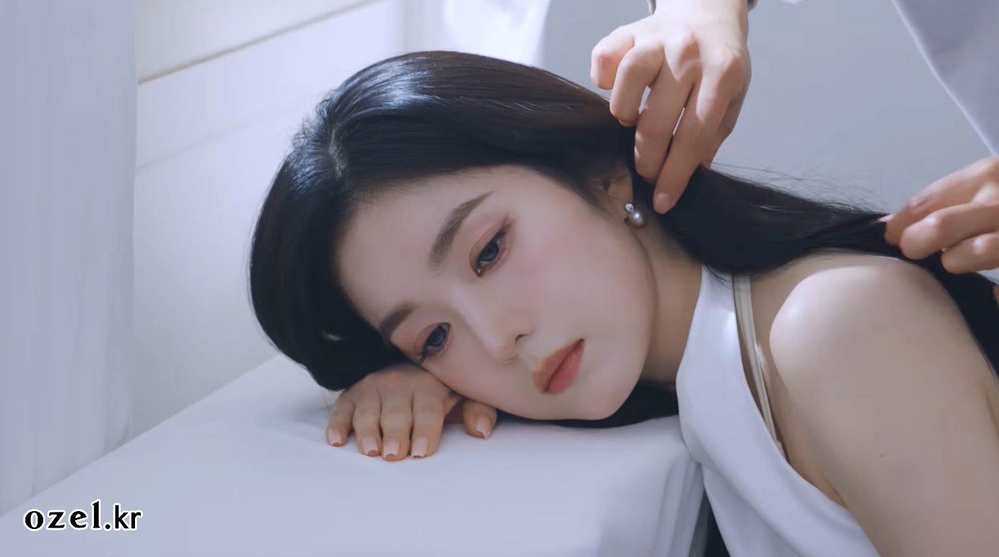레드벨벳 아이린 귀걸이 - 아이린 공식 유튜브 오젤(Ozel) 오젤 귀걸이 착용 화보 13