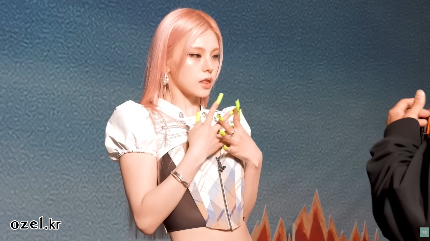 품절 대란 예감! 있지 예지이 있지 공식 유튜브(뮤비 비하인드)에서 착용한 쥬얼리