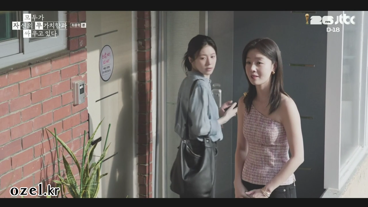 한선화 귀걸이 - JTBC 모두가 자신의 무가치함과 싸우고 있다 오젤(Ozel) 오젤 귀걸이 착용 화보 6