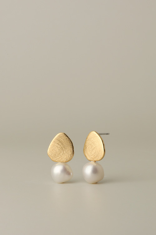 Fresh Water Pearl Freecurve Matt Texture Coin Objet Earrings PB068E