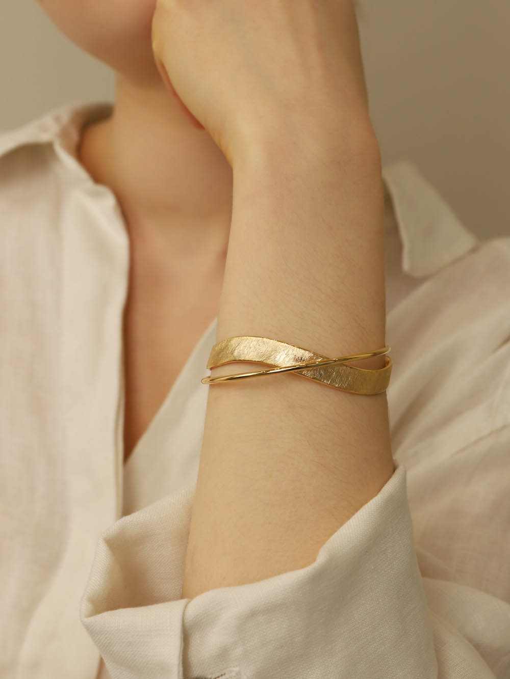 Wire Curve Signature Texture Bangle Bracelet PB046B