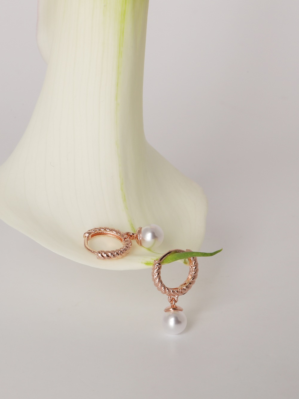 Silver925 Mini Drop Pearl Rosegold Twist Huggie Earrings ES090E