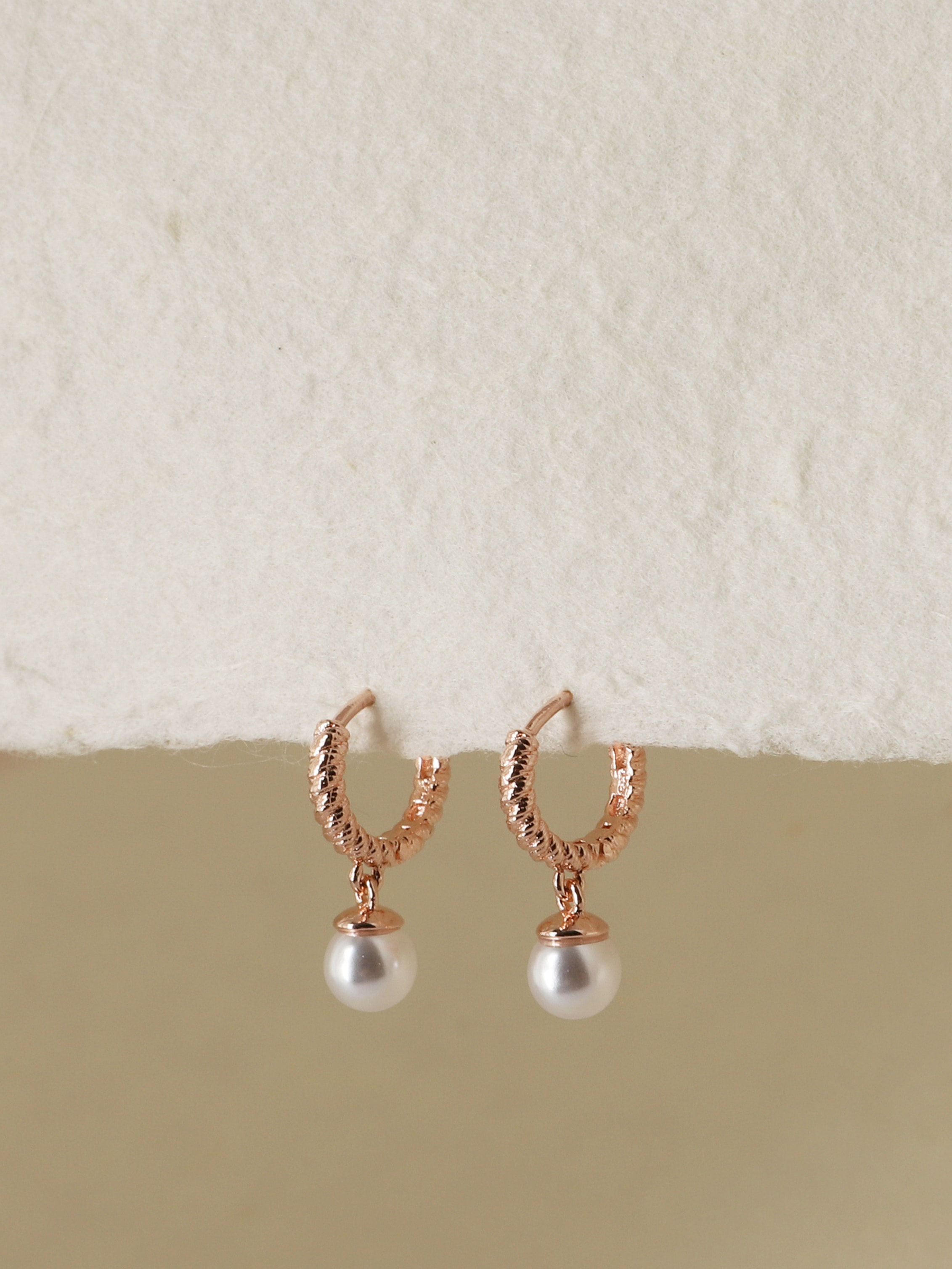 Silver925 Mini Drop Pearl Rosegold Twist Huggie Earrings ES090E
