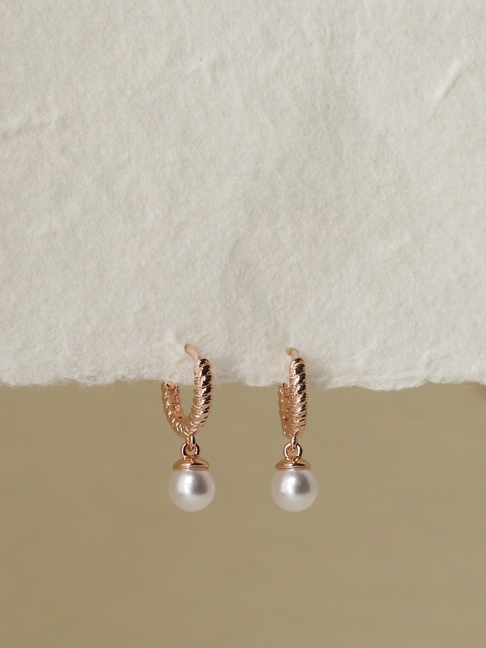 Silver925 Mini Drop Pearl Rosegold Twist Huggie Earrings ES090E